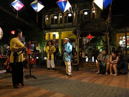 Biểu diễn hô hát bài chòi hấp dẫn người dân và du khách ở Hội An (Quảng Nam)