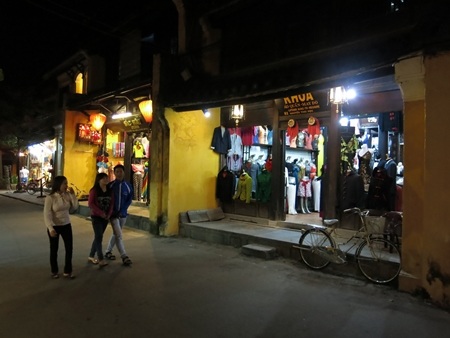 Không gian đêm phố cổ bình yên ở Hội An được lòng du khách