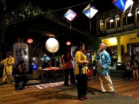 Các trò chơi dân gian có đất sống trong Đêm phố cổ và thu hút cả người dân và du khách