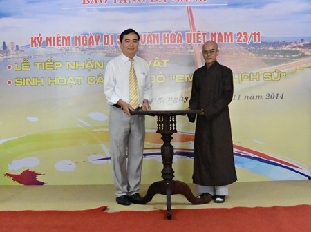 Chiếc bàn tự xoay vừa được hiến tặng đến Bảo tàng Đà Nẵng