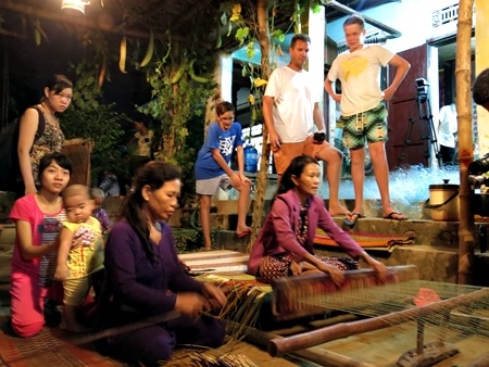 75 tuổi, bà Đích có hơn nửa thế kỷ bền bỉ theo nghề dệt chiếu truyền thống của làng Cẩm Nê