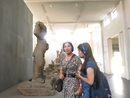 Du khách sử dụng và đánh giá tốt dịch vụ tiện ích mới ở Bảo tàng Chăm Đà Nẵng