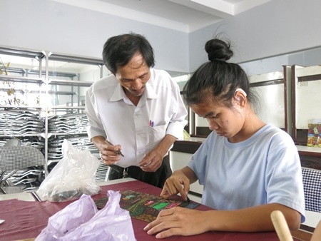 Thầy Đoàn Phi Hổ dạy học trò học vẽ