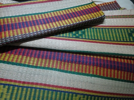 Chiếu Cẩm Nê chủ yếu làm từ nguyên liệu lát (cói) được nhuộm màu, dệt hoa văn phong phú