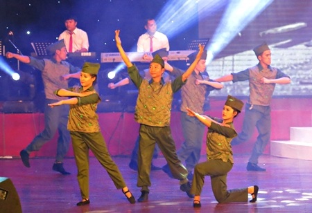 Múa minh họa Đoàn vệ quốc quân