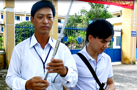 Thầy giáo sáng chế gậy thông minh dành cho học trò khiếm thị - 2 Thầy Nguyễn Duy Quy (