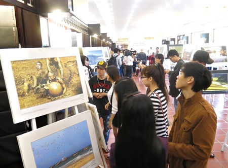 Triển lãm thu hút đông đảo người xem ngay trong buổi khai mạc