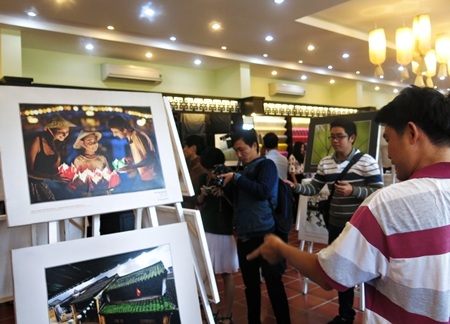 Người dân Hội An đặc biệt chú ý những hình ảnh về đô thị cổ trưng bày tại Triển lãm