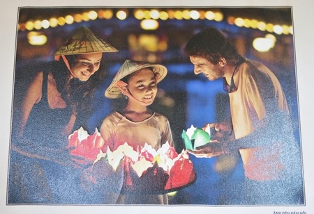 Tác phẩm Ánh đèn đêm hội của Lê Trọng Khang - giải Nhất ảnh Đời sống