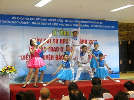 Ban Tổ chức trao giải thưởng đến các học sinh, sinh viên đoạt giải thi viết về Hoàng Sa.