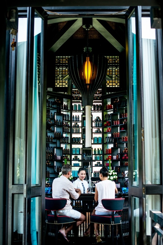 Nhân viên Harnn Spa đang tư vấn cho khách