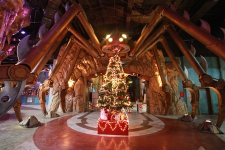 Trang trí cây thông Noel đón khách trong mùa lễ Giáng sinh ở khu du lịch Bà Nà - Đà Nẵng