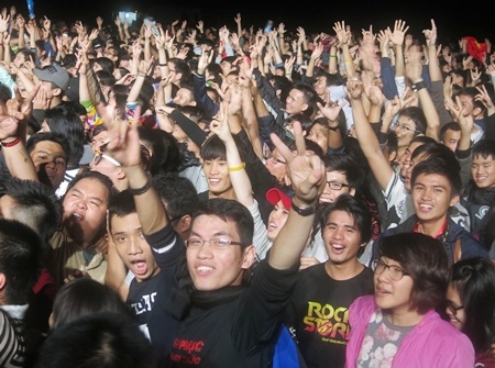 Gần 10.000 khán giả đã đến Sân vận động Quân khu V trong đêm 13/12