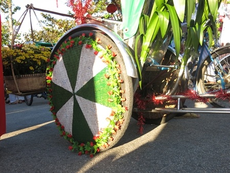 Nguyên vật liệu trang trí xích lô hoa được quy định là phải thân thiện với môi trường