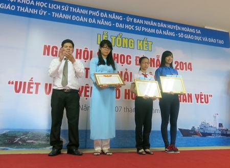 Ban Tổ chức trao giải thưởng đến các học sinh, sinh viên đoạt giải thi viết về Hoàng Sa.
