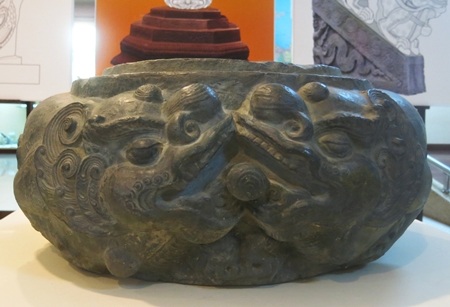 Sư tử chầu ngọc tại chùa Phật Tích  (Bắc Ninh)