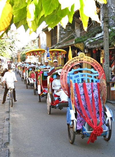 Đoàn xích lô hoa diễu hành qua các tuyến trung tâm phố cổ Hội An