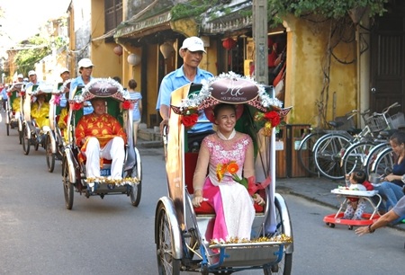 Đoàn xích lô hoa diễu hành qua các tuyến trung tâm phố cổ Hội An