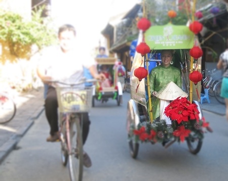 Đoàn xích lô hoa diễu hành qua các tuyến trung tâm phố cổ Hội An