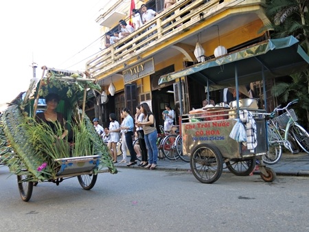 Đoàn xích lô hoa diễu hành qua các tuyến trung tâm phố cổ Hội An