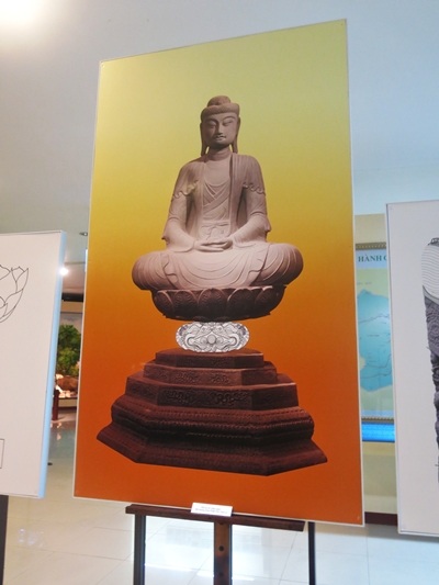 Đôi sư tử chầu ngọc trên bệ tượng chùa Phật Tích thời Lý