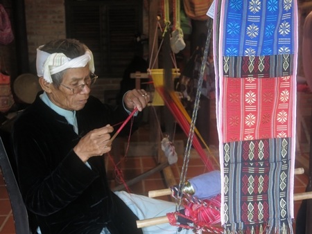 Dệt lụa thổ cẩm truyền thống của làng Chăm Mỹ Nghiệp (Ninh Thuận)