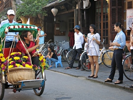 Đoàn xích lô hoa diễu hành qua các tuyến trung tâm phố cổ Hội An