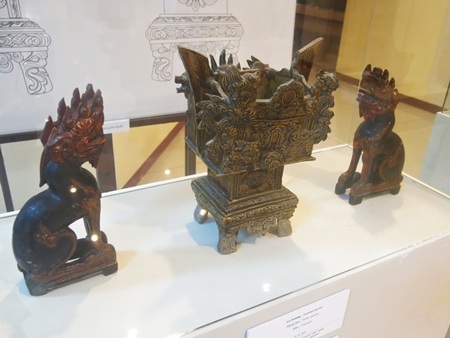 Bộ lư hương bằng gốm và nghê bằng gỗ thế kỷ XIX