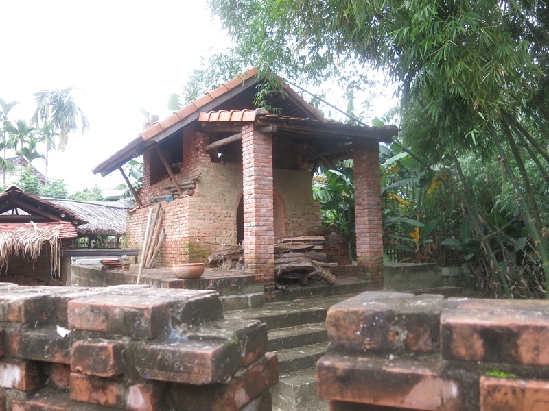 Nhiều nhà nghề ở làng gốm Thanh Hà nay vẫn còn đỏ lửa