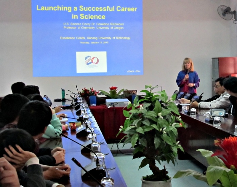 Tiến sỹ khoa học Mỹ nói chuyện với sinh viên về kỹ năng mềm