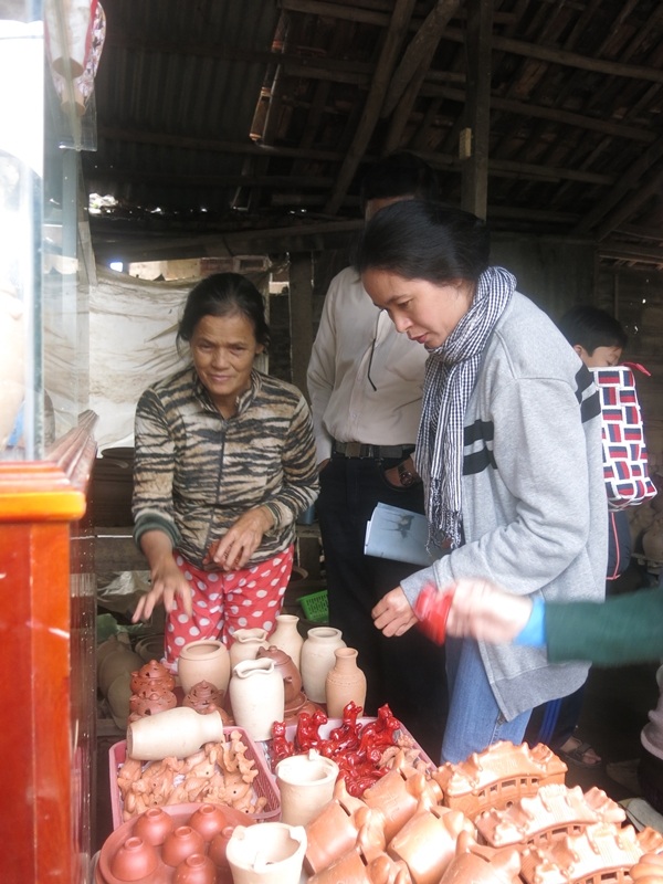 Du khách tham quan làng gốm Hội An
