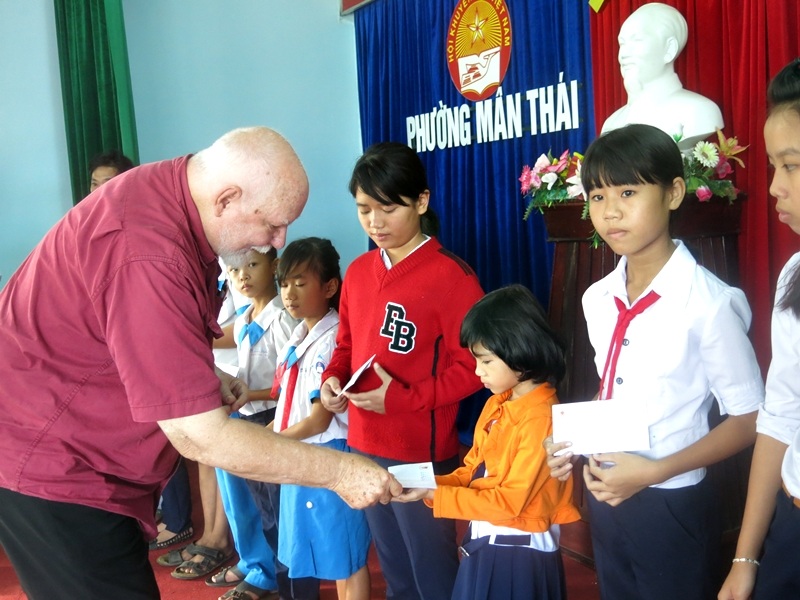 Hơn 30 suất học bổng vừa được trao  đến các em học sinh nghèo ở phường Mân Thái, Đà Nẵng.