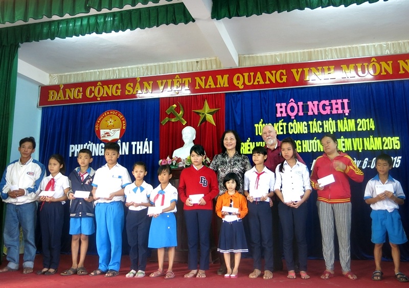 Hơn 30 suất học bổng vừa được trao  đến các em học sinh nghèo ở phường Mân Thái, Đà Nẵng.