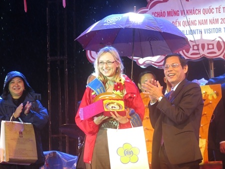 Khoảnh khắc đáng nhớ trong đêm giao thừa ở Hội An  của các bạn trẻ