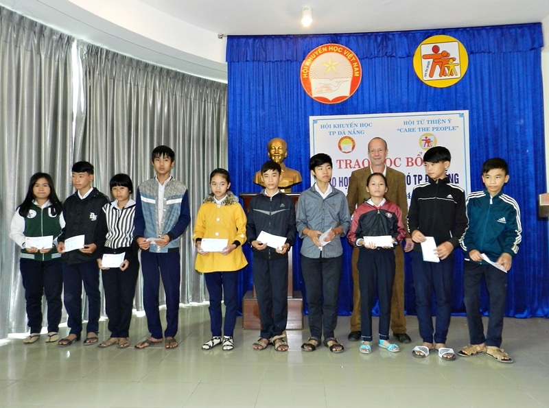 Các học sinh vừa nhận học bổng Care the people tại Hội Khuyến học Đà Nẵng.