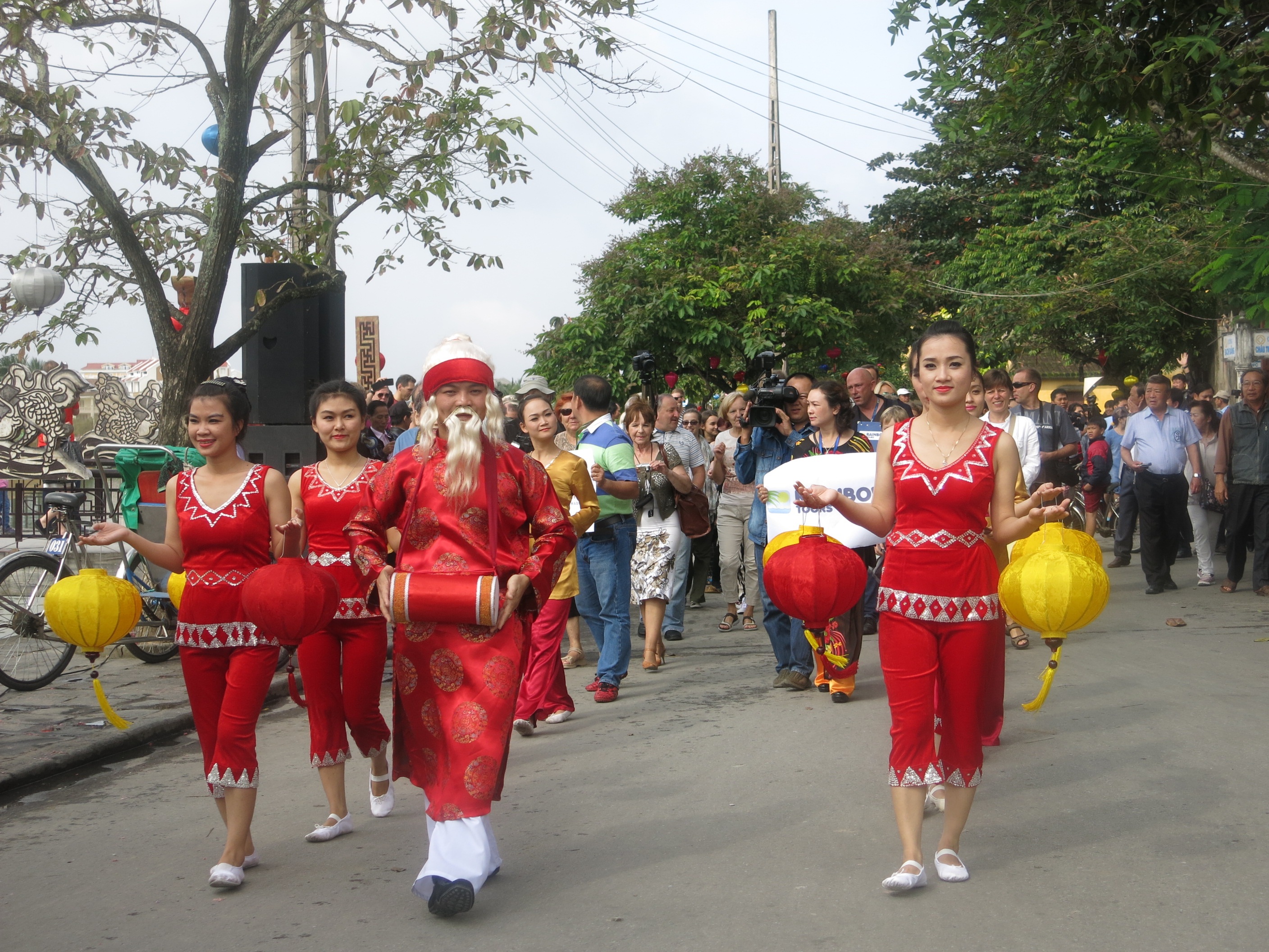 Lễ rước đoàn khách xông đất Hội An rộn ràng trong ngày đầu năm mới 2015