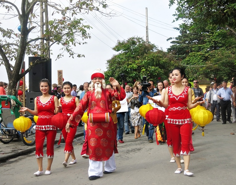 Lễ rước đoàn khách quốc tế xông đất Hội An trong ngày Tết dương lịch 2015