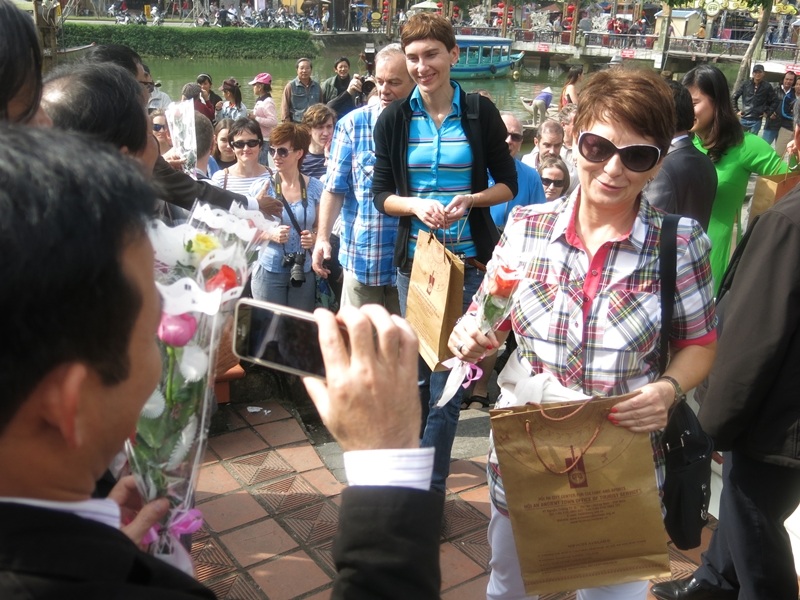 Những vị khách đầu tiên đến Hội An trong sự chào đón nồng nhiệt