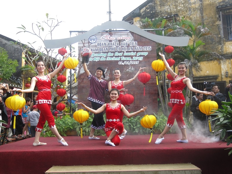 Chương trình biểu diễn nghệ thuật đạm bản sắc văn hóa địa phương chào đón du khách đến Hội An