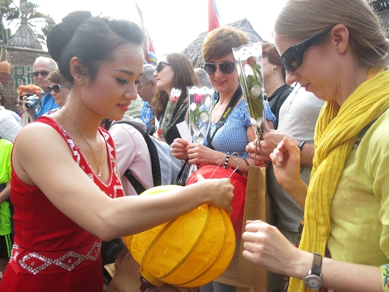 Trao quà lưu niệm chúc năm mới may mắn đến du khách