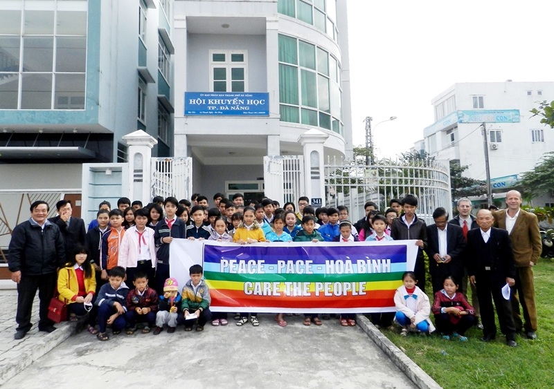 Các học sinh vừa nhận học bổng Care the people tại Hội Khuyến học Đà Nẵng.