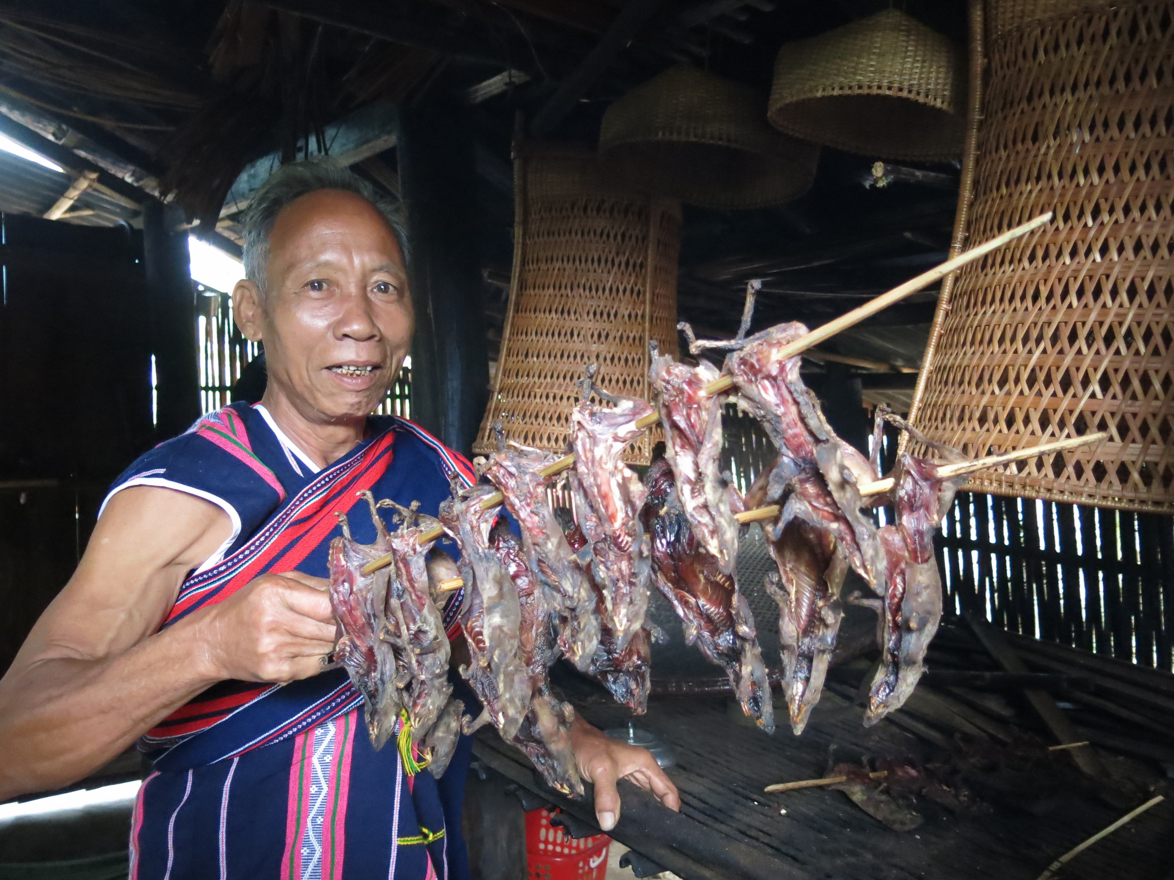  Già làng Zuông Nônh chuẩn bị thịt chuột gác bếp để đãi khách trong ngày Tết