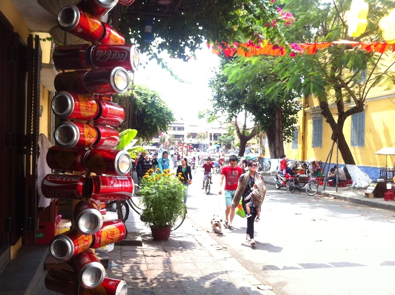 Dịp Tết, những nhà cổ ở Hội An đều được trang trí đẹp ngay từ thềm nhà