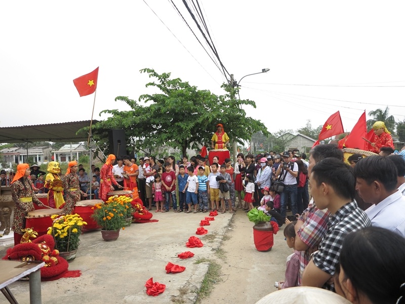 Đông đảo người dân và du khách về làng dự xem lễ hội