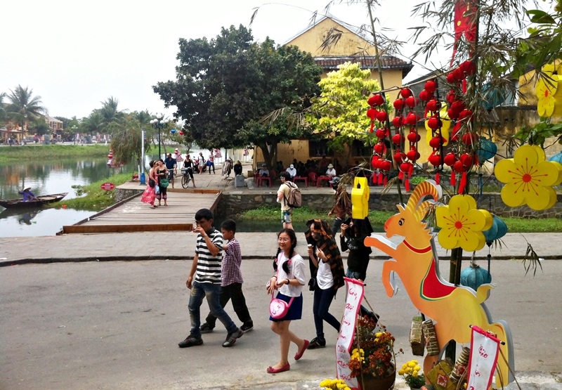 Khách du xuân trong những ngày đầy Tết nguyên đán Ất Mùi ở phố cổ Hội An 