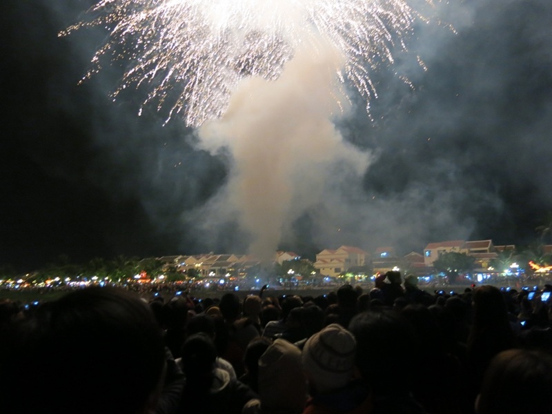 Pháo hoa rực rỡ trong thời khắc giao thừa Tết nguyên đán Ất Mùi 2015 ở Hội An