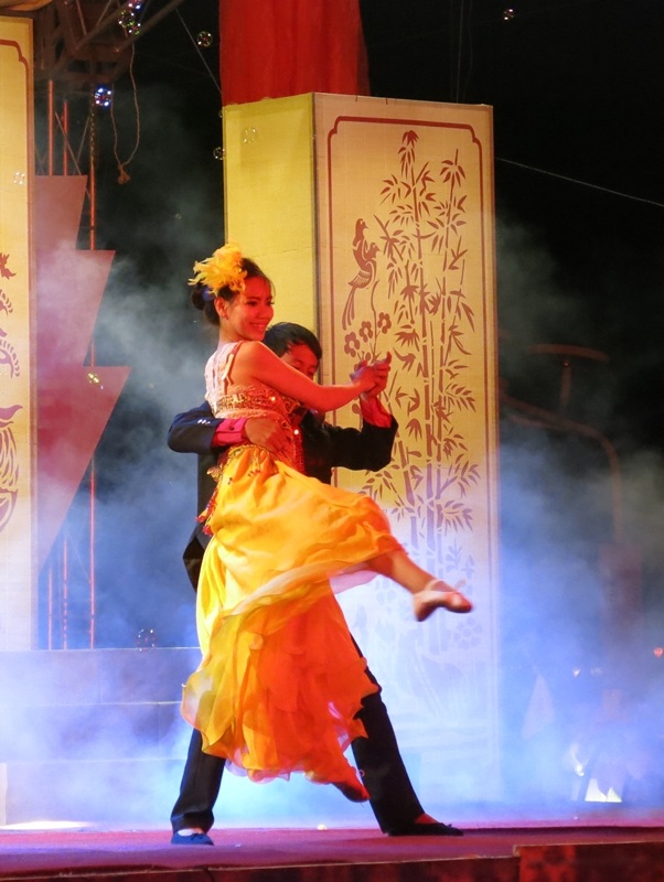 Pháo hoa rực rỡ trong thời khắc giao thừa Tết nguyên đán Ất Mùi 2015 ở Hội An