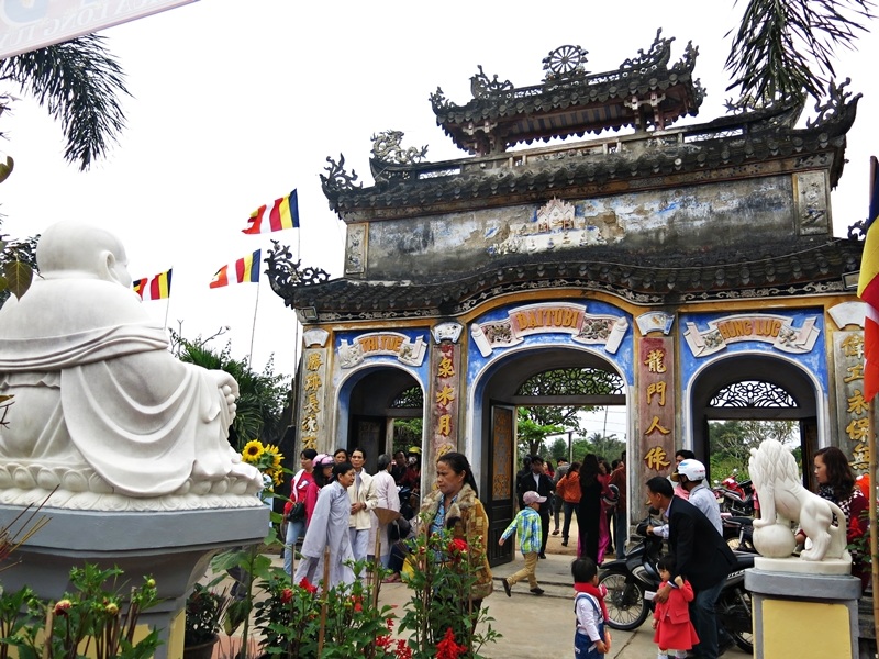 Thưởng thức ẩm thực đường phố...