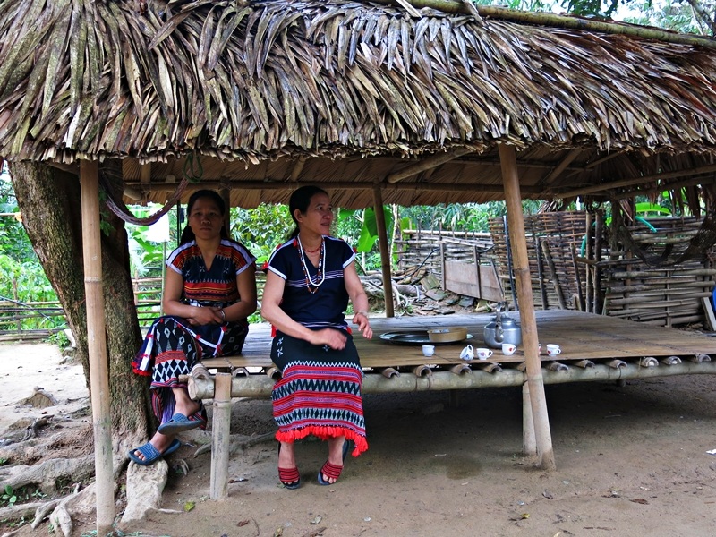   Làng được dọn dẹp sạch sẽ sửa soạn đón Tết