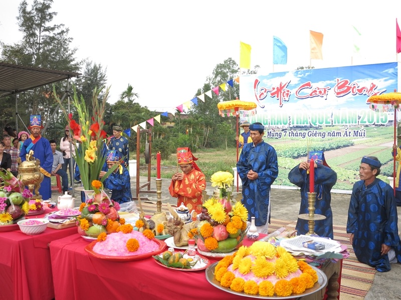 Làng rau 500 năm tuổi rộn ràng lễ hội cầu bông